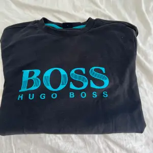 Säljer min hugo boss sweatshirt då den är för liten för mig, storlek S, mycket bra skick