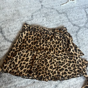 Leopard kjol - Säljer den här fina leopard kjolen med inbyggda shorts ifrån zara💓sömnen har gått upp lite vid dragkedjan men är inte något man tänker på! kjolen har ett band runt om som man kan ta bort om man vill💗