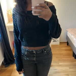 Svart off shoulder Stickad tröja - Säljer denna fina offshoulder tröjan då den inte kommer till användning längre🌸