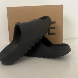 Yeezy slides - Nu säljer jag mina yeezys i otroligt bra skick då de ej passar mig längre. Köpte de från adidas confirmed när de släppte skorna. Skriv om ni har funderingar!