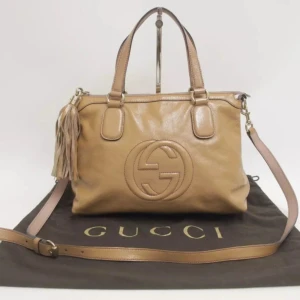 Gucci väska - Ursprung: Italien  Material: läder Färg: beige Tillbehör: dammpåse