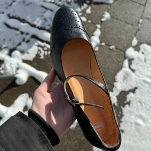 Oanvända skor  - Helt oanvända skor i skinn. Inköpta för över 10 år sedan, priset låg då  på +800kr. Har tidigare planerats att säljas på marknad för 359kr (därav lappen i skon) men det blev ej av, så därför lägger jag ut dem här :) 