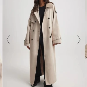 Kappa - Säljer min otroligt fina kappa från NAKD, endast använt 2 gånger så inga skavanker på den alls! Jag är 1,64cm lång o den går precis lite över mina fötter! Den är oversize!