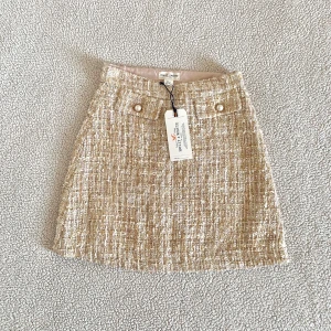 Lindex Holly & Whyte kjol med struktur - En MAGISKT fin kjol med tweed/struktur och invävt glitter och pärlor, från Lindex kollektion Holly & Whyte. Ny med tags kvar, utan anmärkningar.