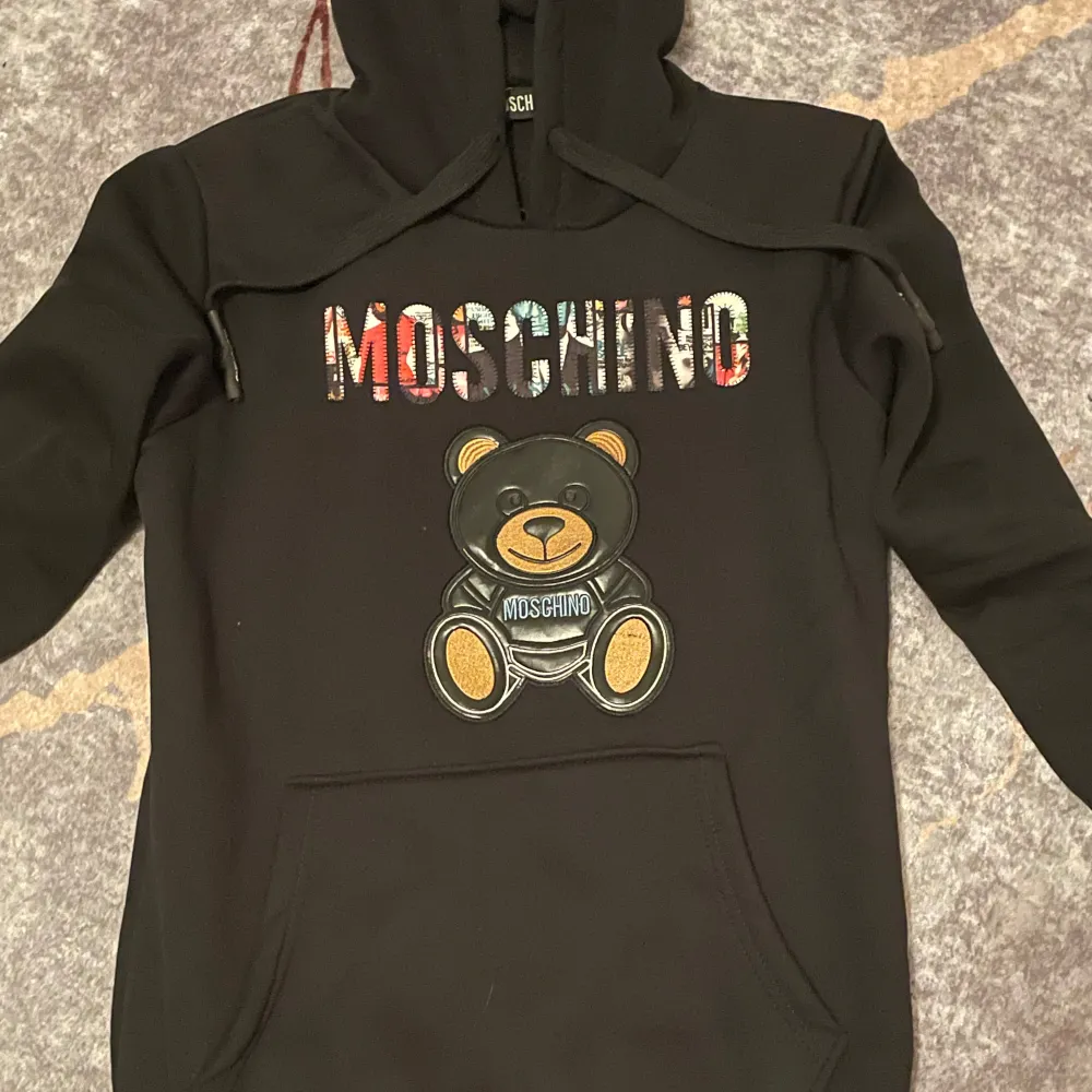 Hej! Säljer min MOSCHINO hoodie i storlek S, säljs pågrund av att jag knappt använder den och den ligger för det mesta bara i garderoben och tar upp plats.  Använd ett fåtal gånger och är köpt i England för ungefär 2 månader sedan för 4500kr. Hoodies.