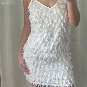 Fransig klänning från Neo Noir!  - Jättefin klänning från Neo Noir! Köpte den till studenten men den användes aldrig (alltså i nyskick). Storlek 34