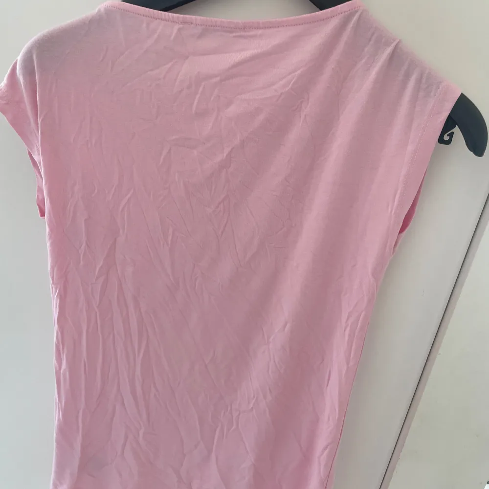 Jätte fin ljus rosa T-shirt som knappt är använd💗. T-shirts.