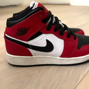 JORDAN 1 ”CHICAGO BLACK TOE” MID - Sällsynta jordan 1 chicago black toe mid  Nyskick lite använda  Nypris hos merce sweeden 3899  Mitt pris kan diskuteras vid snabb affär  