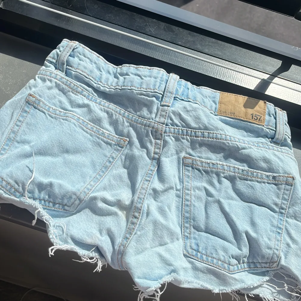 Mina shorts från lager 157 har blivit för små och det är därför jag säljer. Har bara använt typ 3 gånger så är i väldigt bra skick! . Shorts.