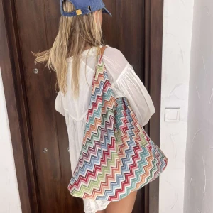 ”Missoni” väska  - Så snygg missoni liknande väska. Säljer ENBART vid bra bud så mer en intressekoll🩵💖