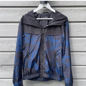 J lindberg windbreaker - Snygg och unik j lindberg windbreaker i unik leopard mönster liknande. Perfekt nu inför våren när de blir blåsigt. Skick 10/10