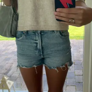 Jättefina jeans shorts från Zara i superbra skick, använda fåtal gånger och kommer inte till användning längre❤️