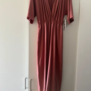 Jumpsuit  - Jumpsuit från Zara ny med sin tag 🏷️. S i storlek jätte fin tyg vida i bena..! Köpte för 549 då.! 