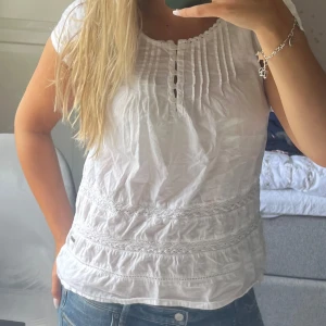 Blus  - Söt blus som är för tajt. 