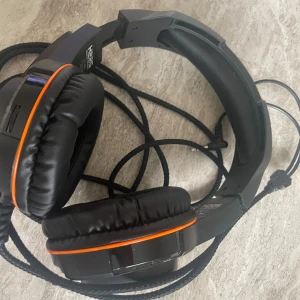 Dator headset och gaming - Hej! Helt nytt knappt andvänt eftersom fick 2 styckna i paketet, köpt för 800kr lyser raingbogit, och går justera längre eller kortare inga skador som sagt helt nytt 