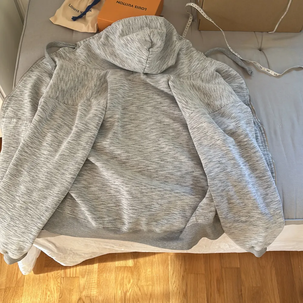 Säljer en schysst RL zip hoodie då den inte passar mig längre. Den har grå vita mönster överallt vilket är riktigt schysst och ovanlig. Skick 6.5/10 pga slitning men den går att laga (sista bilden). Hör av dig om du har frågor.. Hoodies.