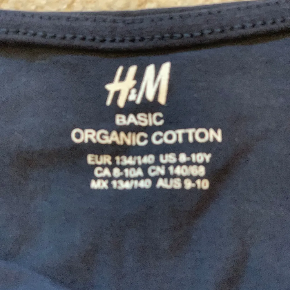 Säljer en tröja från H&M använd ganska många gånger men är som ny! Den är i storlek 130/140 Men passar ”Xxs” om du är intresserad av att köpa den skriv till mig först!💕. Tröjor & Koftor.