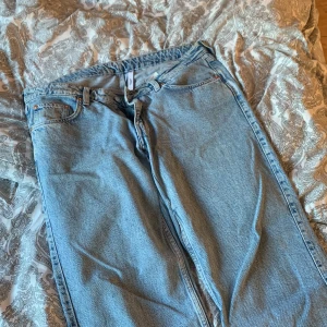 Weekday jeans - Säljer ett par jeans från weekday som tyvär inte kommer till användning. Dem är insydda vid låten så dem sitter lite tajtare där än vad modellen är. Använda fåtal gånger. 