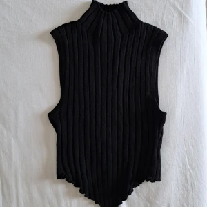 Svart topp New Yorker - Svart topp från NewYorker i stl xxs, men passar mig som brukar ha xs/s då den är stretchig🤍 Endast testad i nyskick!! 