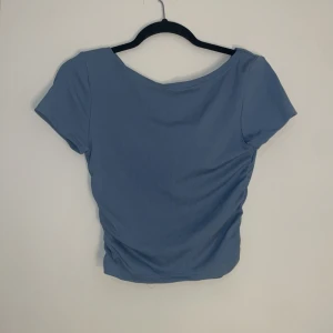 Blå tröja - Blå tröja med stretchigt tyg, och lite öppen i ryggen. Nästan aldrig använd och säljs pga att den inte kommer till användning längre🤍 Storlek S men passar nog också som M