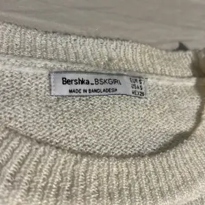 vit stickad tröja ifrån märket bershka i storlek S, inga synliga defekter. bra cover up tröja 💋