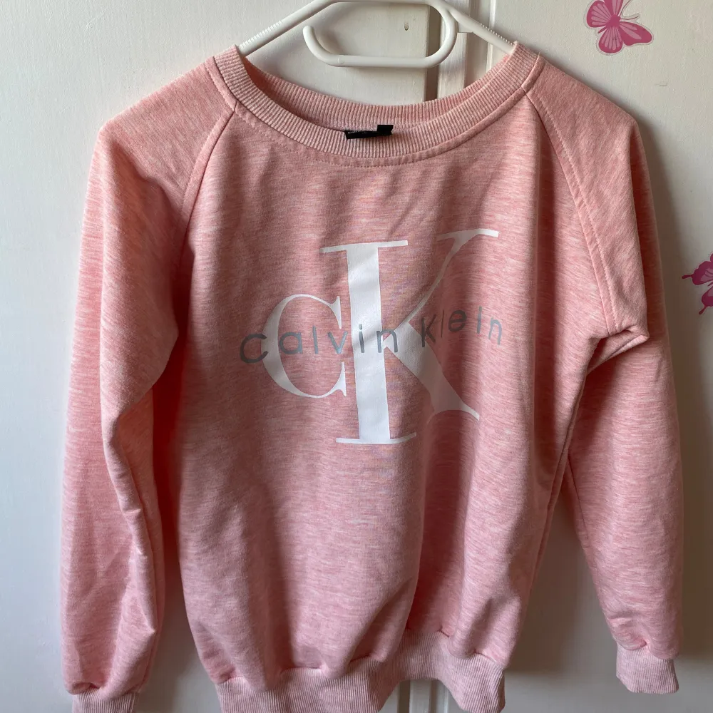 Säljer denna oanvända tröja. Tröjan är en mysig Calvin Klein sweatshirt med Calvin Klein tryck på. Tröjan är rosa.. Tröjor & Koftor.