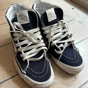 vans skor 💙 - säljer dessa så snygga vans i Sk8 heter modellen någonting💘köpte de förra våren men har bara använt ca 2 gånger