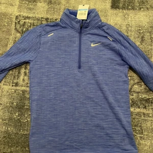 Nike Träningströja - Helt ny  Nypris på denna är runt 900
