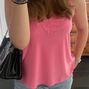 Rosa topp - Jättefint rosa linne med spets fram. Använd max tre gånger 💗