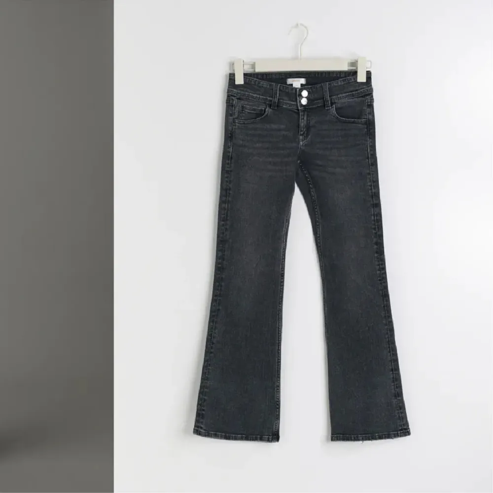 Säljer mina Gina jeans, 164 bootcut tall low waist. Har dock sytt upp dom så nu passar de mig som är 163, eftersom att dom blev längre då dom är modell tall vilket adderar två cm. Pris kan diskuteras!!. Jeans & Byxor.