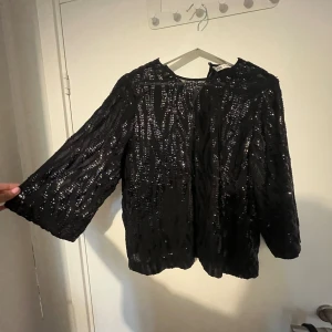 Zara paket blus - Super fin och är helt ny har endast aldrig kommit till användning, passar en S och en M