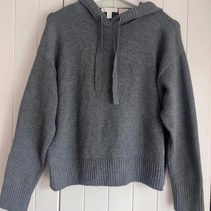 Stickad hoodie  - Lite nopprig men annars i bra skick!