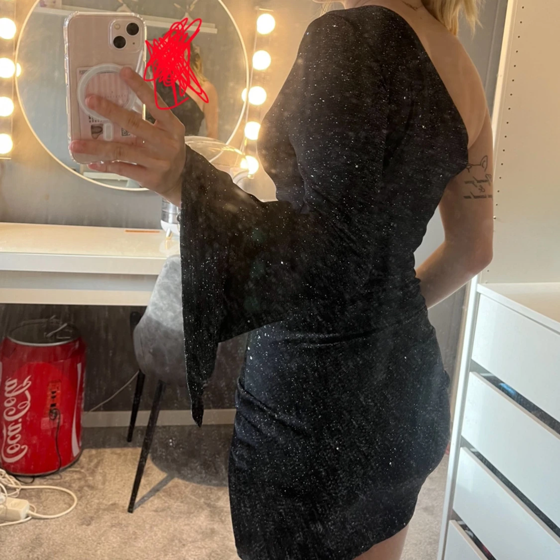 Snygg oneshoulder glitter festklänning  - 90