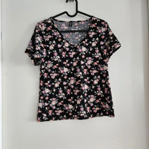 T-shirt - Kort blommig t-shirt. Ej använd då jag tyckte den var för kort. Passar M.