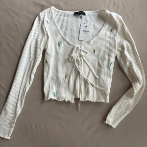 Kofta med Brodyr  - Söt kofta/topp från Bershka med prislapp kvar 💐