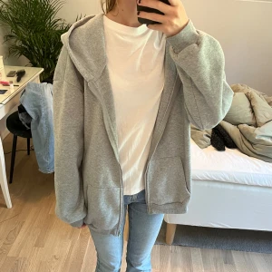 Grå hoodie - Grå hoodie från shein som är jätteskön med jag tycker inte om oversized längre ❤️