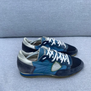 Phillipe model  - Tja säljer ett par phillippe models. Skorna är i storlek 44. Skicket är 8/10 har gått sönder lite på sulan men inget man märker när man har på dem. Bara att skriva vid minsta fundering🙌