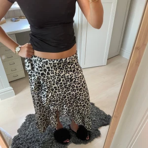 Leopard kjol - Jag säljer denna fina omlott kjol i leopard mönster. Den är endast använd fåtal gånger och är i bra skick. Kjolen är i storlek M men går att anpassa beroende på hur du vill och hur stor eller liten din midja är😇😇 