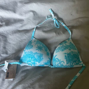 Calzedonia bikiniöverdel  - Säljer min favorit bikiniöverdel från Calzedonia som är helt oanvänd pågrund av att den är för liten. Nyskick och lappen är kvar. Finns inte att köpa i Sverige längre💕. Pris kan diskuteras.