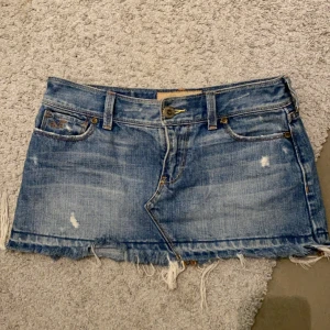 Skit snygg jeanskjol - Super fin blå lowwaist jeanskjol i fint skick🥰