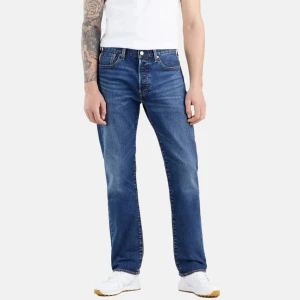 Levi’s 501 straight jeans herr  - Hej! 💕Jag säljer min brorsas populära Levi’s 501 straight jeans till herr då de inte längre kommer till användning Jeansen är straight i modellen, sitter som en strl medium De är i mycket bra skick utan defekter Pris går att diskuteras Nypris 1099 kr