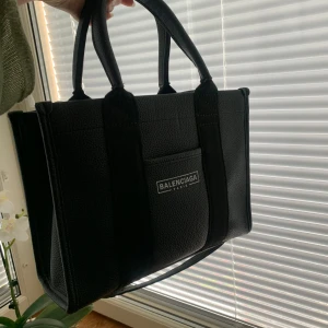 Handväska - Totebag format, ännu en vacker väska som behöver ett nytt hem. Stilren, classy och praktisk i äkta läder enligt försäljaren. Den luktar även läder hihi. Prisförslag mottas gärna. Köptes för 800kr. 🥰