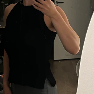 Svart topp  - Svart topp från Dobber i ett virkat likande textur. 