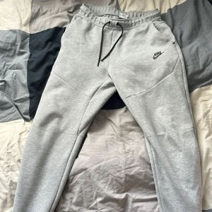 Nike tech fleece byxa - Bra skick det enda är att det har tappat en grej till fickan som ni kan se på bild 3. 