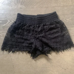 Spetsshorts - Jättefina svarta spetsshorts! Perfekt nu på sensommaren.❤️ Storlek S men passar allt mellan xs - m så de är strechiga!  