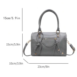 Grå väska  - Säljer den pågrund av att den inte kommer till användning, men jätte fin väska och passar till allt skriv för egna bilder💕