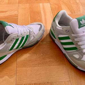 Helt nya sneakers från Adidas. Modellen ZX 750 i storlek 45 1/3.