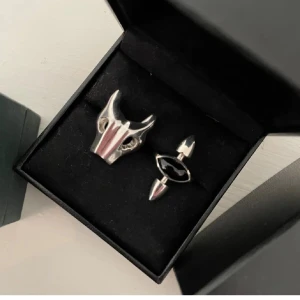 Maria Nilsdotter ring - Säljer min jättefina Maria nilsdotter ring! I nyskick och supercool!😝 den till höger