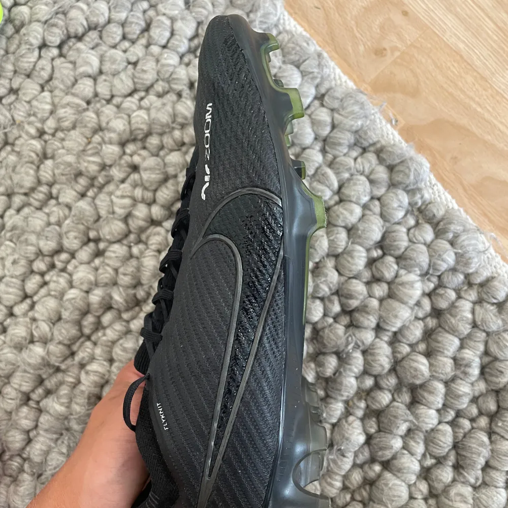 Säljer dessa Nike mercurial skorna i storlek 44 Pris kan diskuteras vid snabb affär!  Skriv gärna vid mer bilder osv. . Skor.