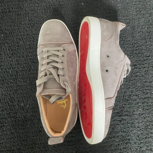 Christian Louboutin Skor - Gråa loubs utan spikar, använd ungefär 4 gånger. För mer bilder eller info skriv gärna 